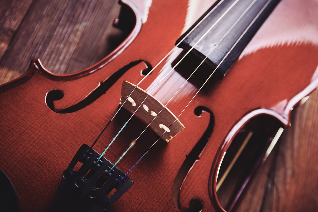 Geige auf einem hölzernen Hintergrund - Foto, Bild