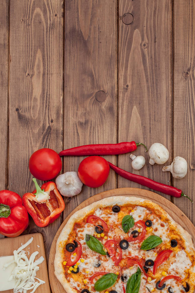 Pizza Margherita oder Margarita mit Mozzarella, Tomate, Olivenöl - Foto, Bild