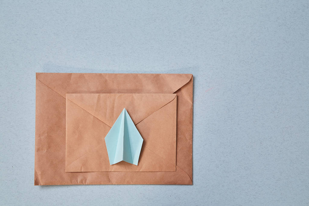 Email marketing et message en ligne, concept de chat en ligne : avion de papier couché sur l'enveloppe
 - Photo, image