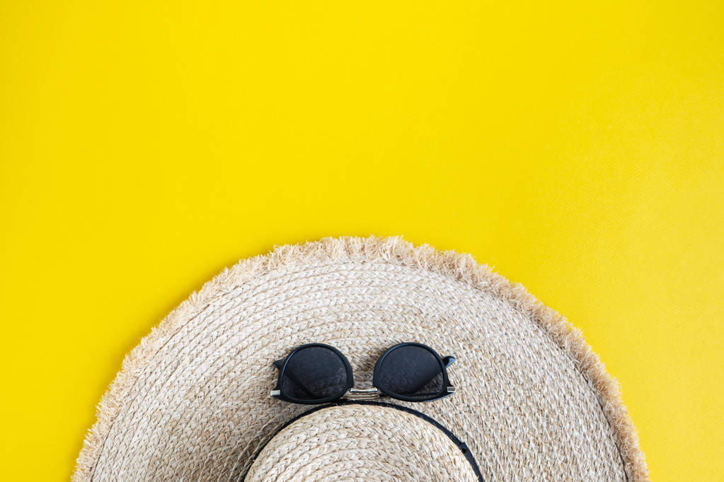 Vista cercana del elegante sombrero de paja de mimbre con gafas de sol
 - Foto, Imagen