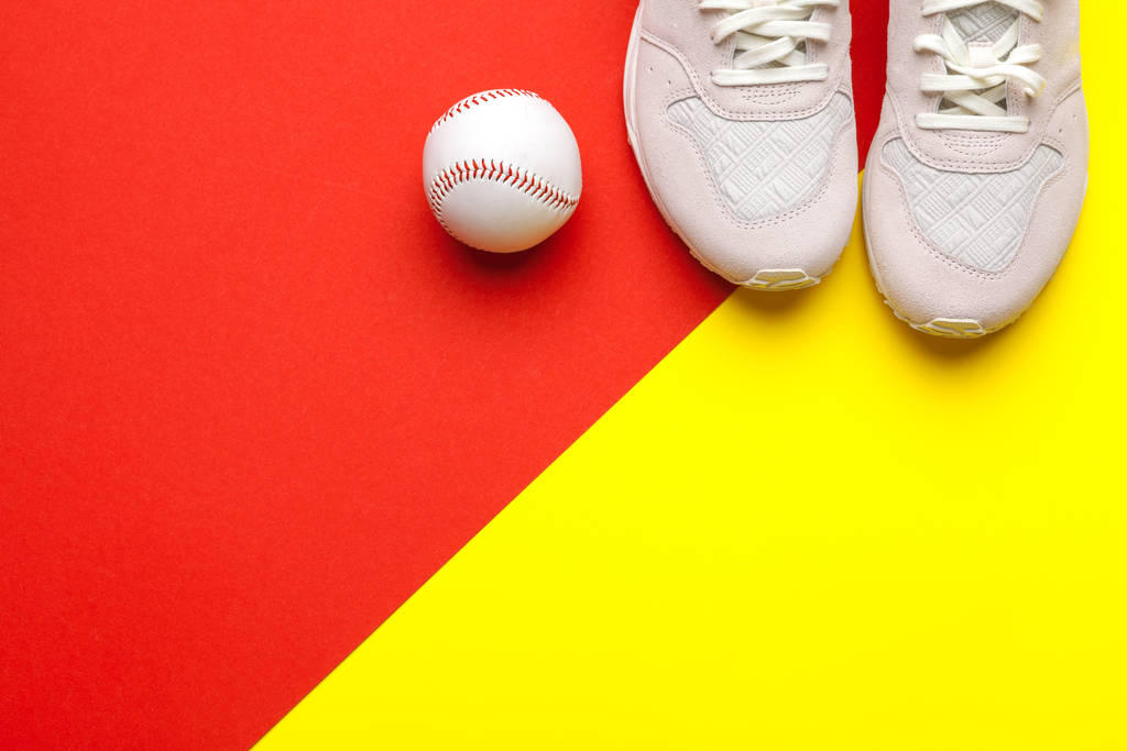 Coppia di scarpe sportive su sfondo colorato. Nuove sneakers
 - Foto, immagini