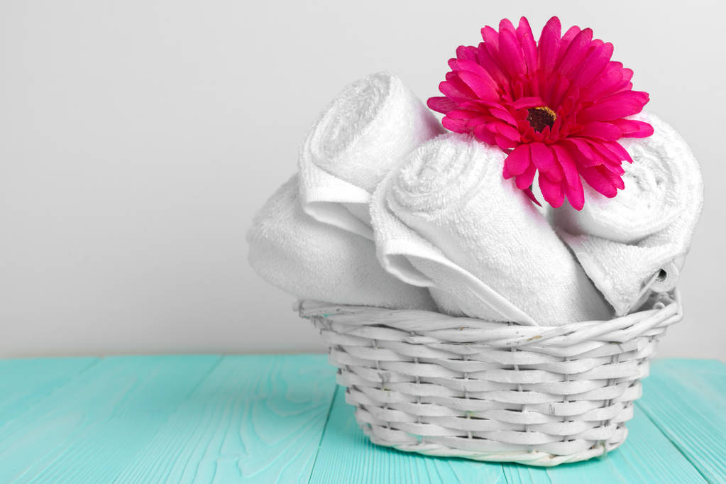serviettes propres et douces avec fleur sur table en bois - Photo, image
