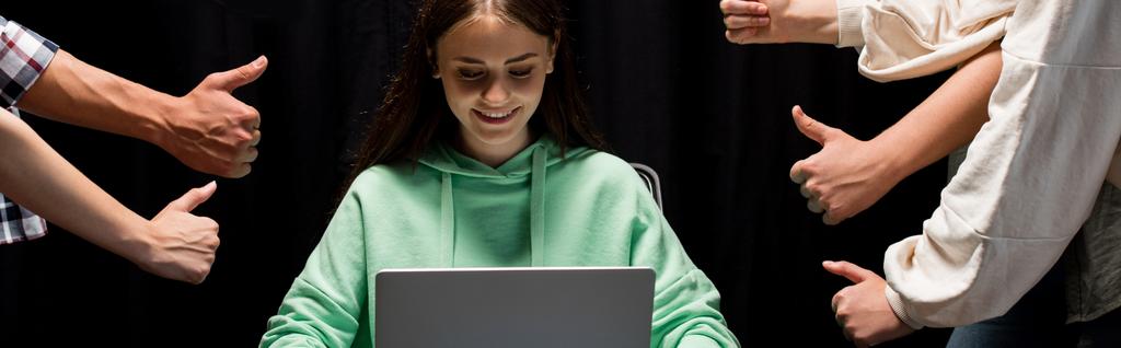 plano panorámico de la gente mostrando los pulgares hacia arriba y sonriente chica sosteniendo el ordenador portátil en negro
 - Foto, imagen