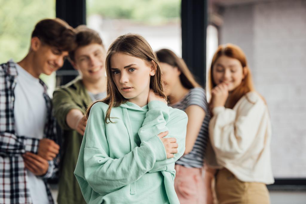 панорамный снимок группы подростков, издевающихся над девушкой
 - Фото, изображение
