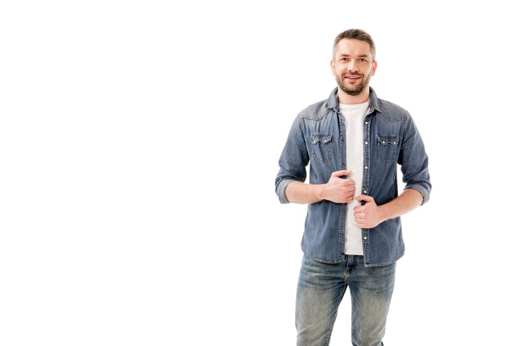 pohled na usmívající se vousatý muž v džíšovním tričku izolovaný na bílém - Fotografie, Obrázek