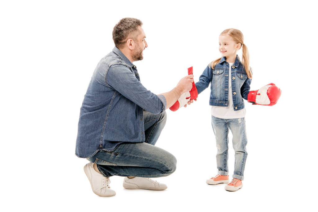 усміхнений тато і дочка з боксерськими рукавичками ізольовані на білому
 - Фото, зображення