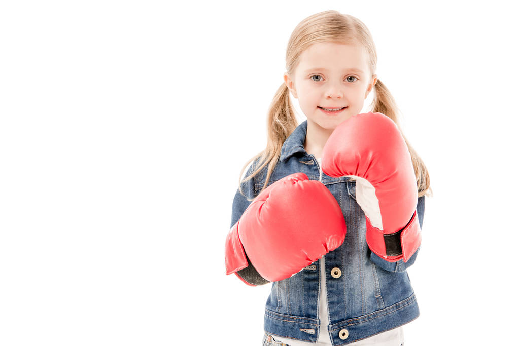 vista frontal del niño sonriente con guantes de boxeo rojos aislados en blanco
 - Foto, Imagen