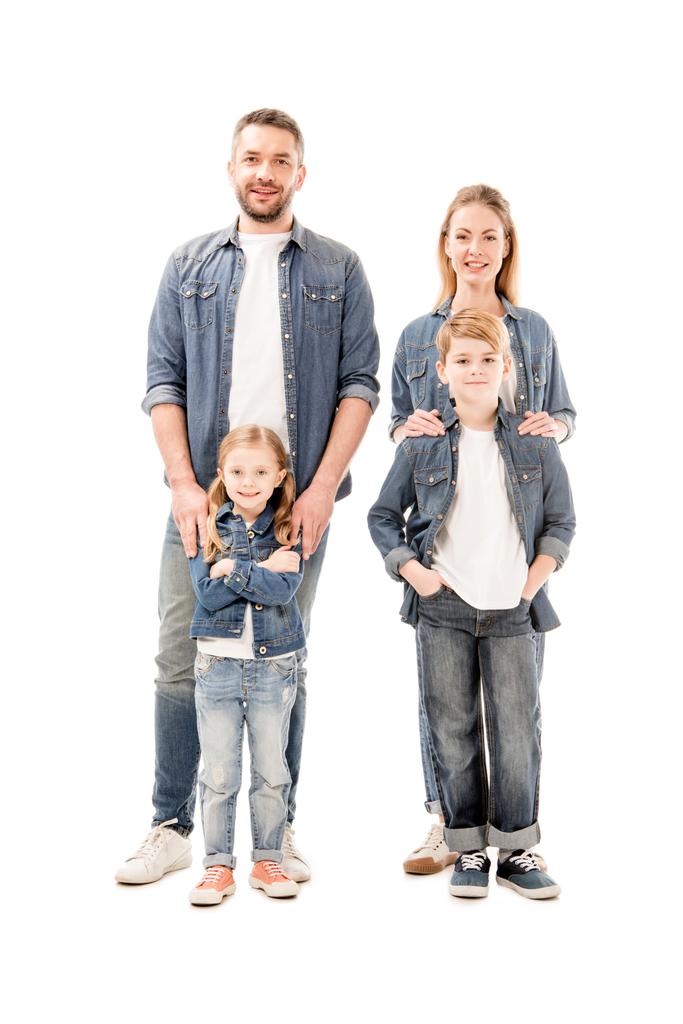 πλήρη θέα της χαράς χαμογελαστή οικογένεια σε τζιν απομονώνονται σε λευκό - Φωτογραφία, εικόνα