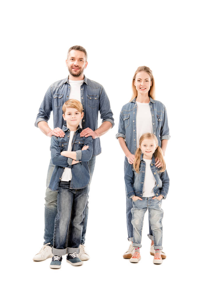 Вид в полный рост счастливой улыбающейся семьи в джинсах, изолированной на белом
 - Фото, изображение