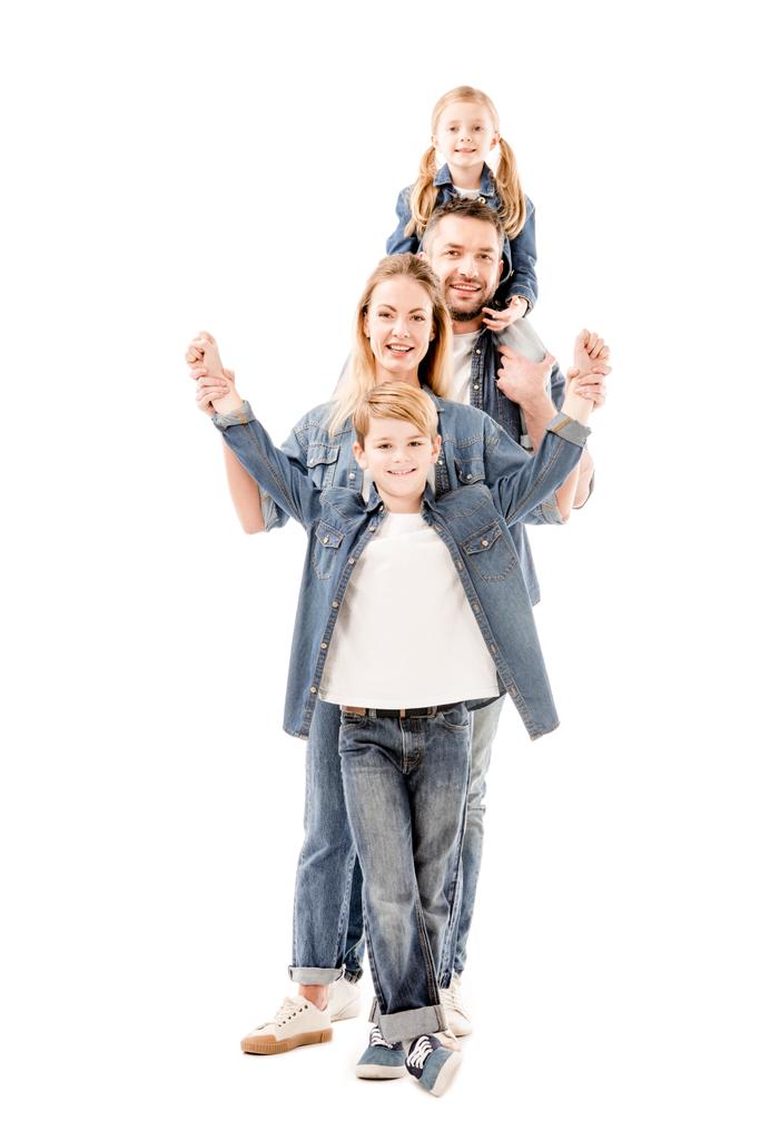 pełny widok długości szczęśliwe uśmiechnięte rodziny w dżinsy na białym tle - Zdjęcie, obraz