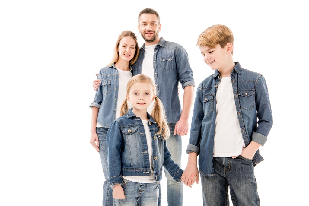 feliz família sorridente em jeans abraçando e segurando as mãos isoladas no branco
 - Foto, Imagem