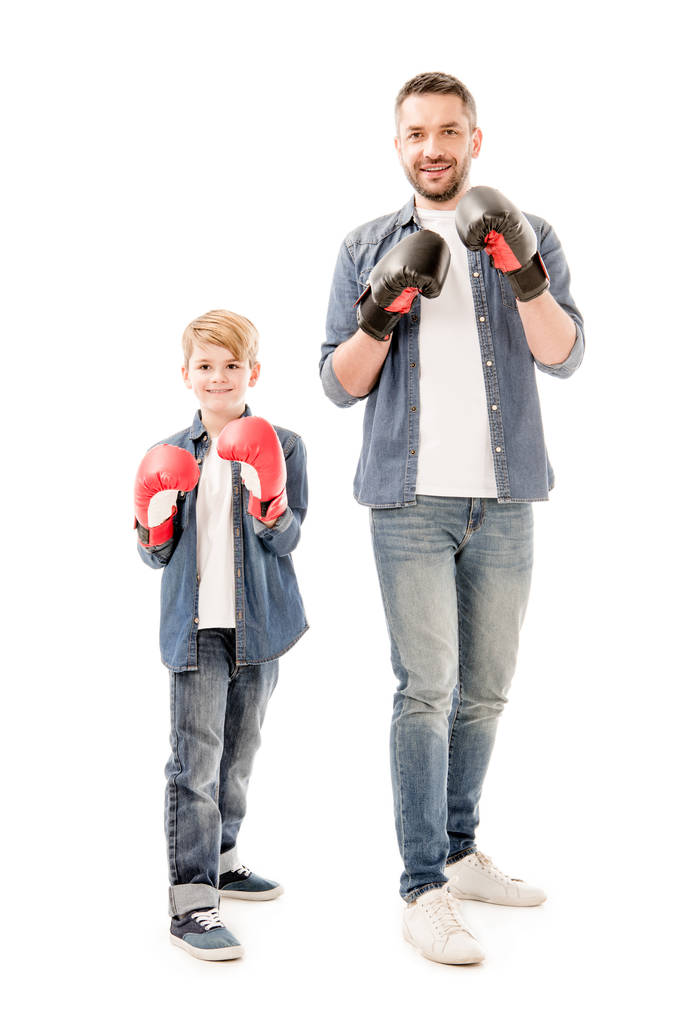 повнометражний вид батька і сина в боксерських рукавичках ізольовані на білому
 - Фото, зображення