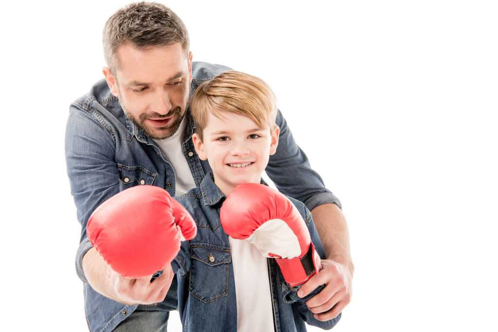 padre enseñando hijo a boxear aislado en blanco
 - Foto, Imagen