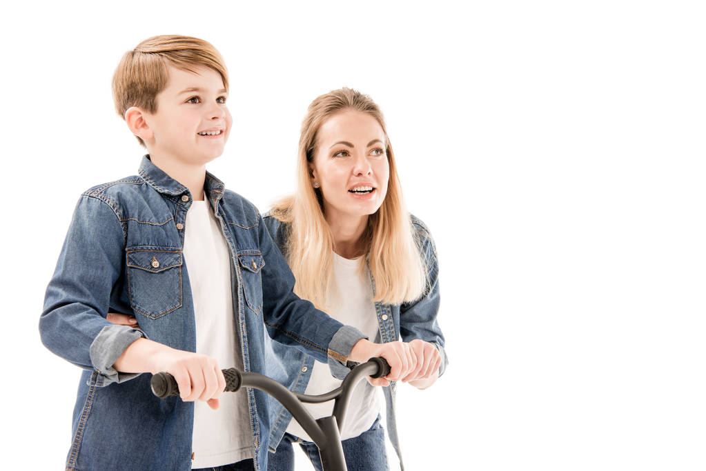 moeder en zoon met scooter geïsoleerd op wit - Foto, afbeelding