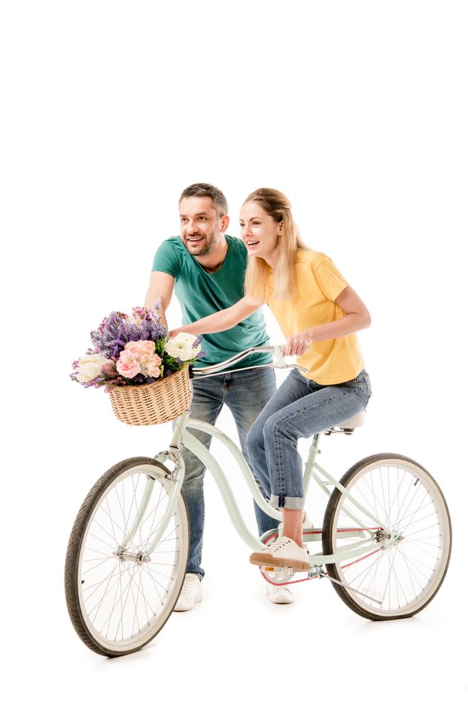 šťastný pár s motorkem a košíkem květin izolovanými na bílém - Fotografie, Obrázek