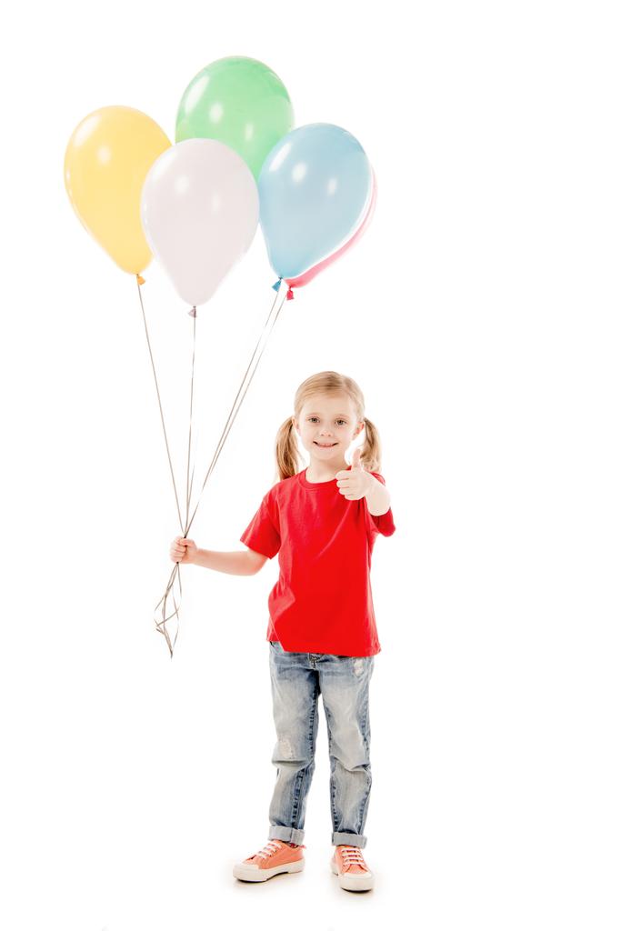 vue pleine longueur du gamin souriant tenant des ballons colorés et montrant pouce vers le haut isolé sur blanc
 - Photo, image