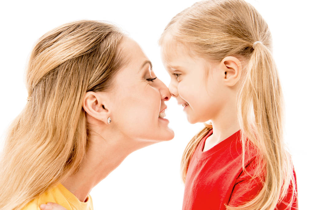 白で孤立した鼻に触れる幸せな母と娘の側面図 - 写真・画像