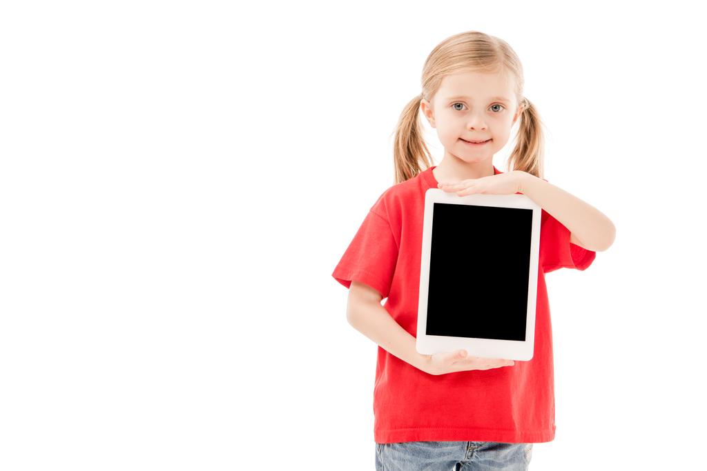 enfant souriant en t-shirt rouge tenant tablette numérique avec écran blanc isolé sur blanc
 - Photo, image