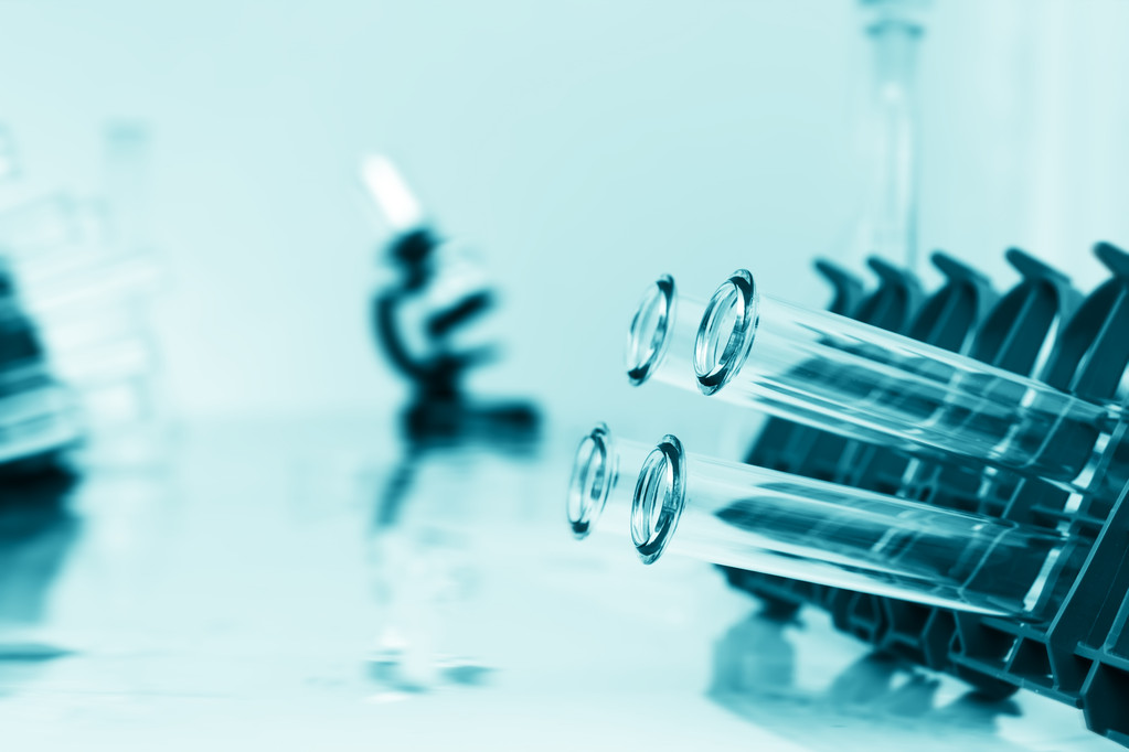 Microscopio y tubos de ensayo utilizados en artículos de vidrio de laboratorio .medical
 - Foto, Imagen