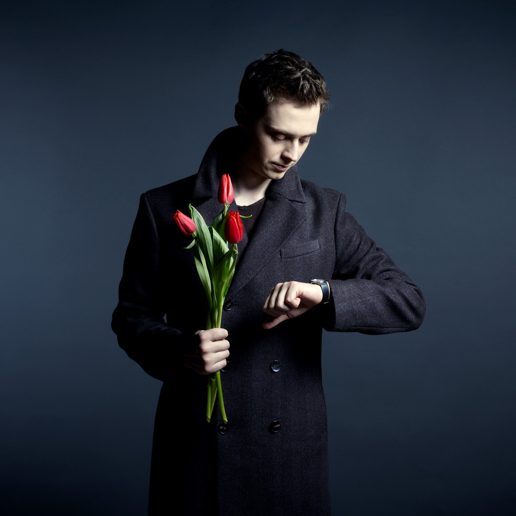 junger schöner Mann mit Blumen - Foto, Bild