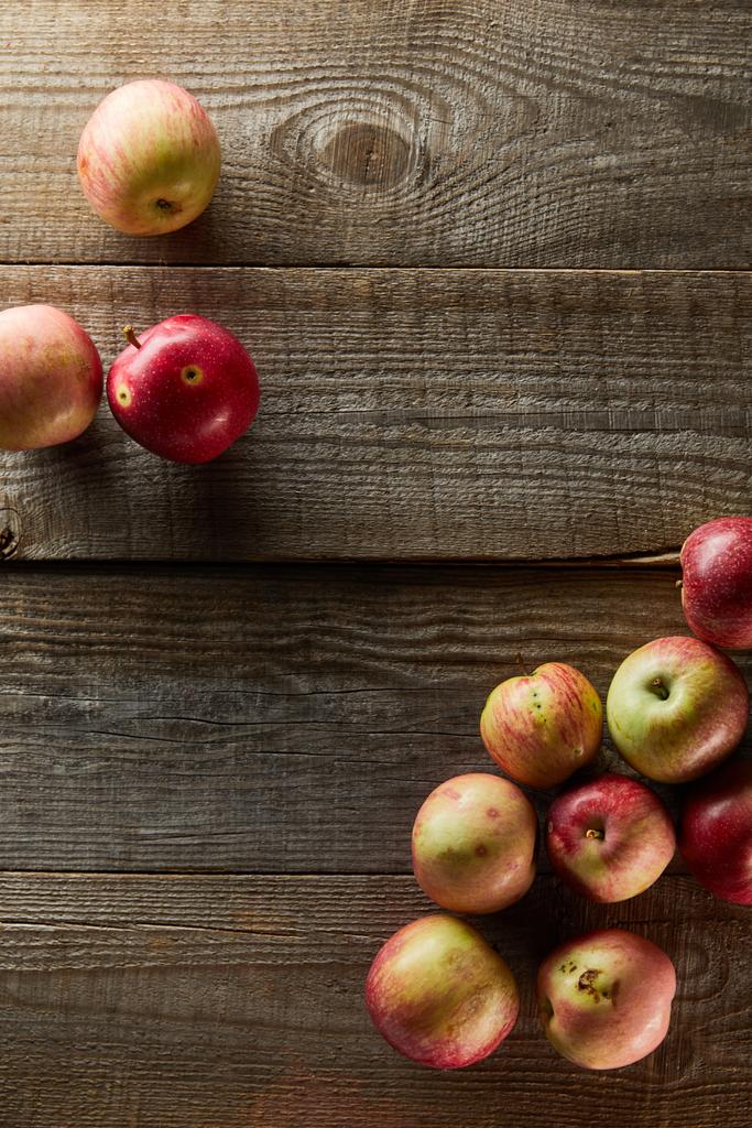 kopya alanı ile kahverengi ahşap yüzeyüzerinde olgun elma üst görünümü - Fotoğraf, Görsel