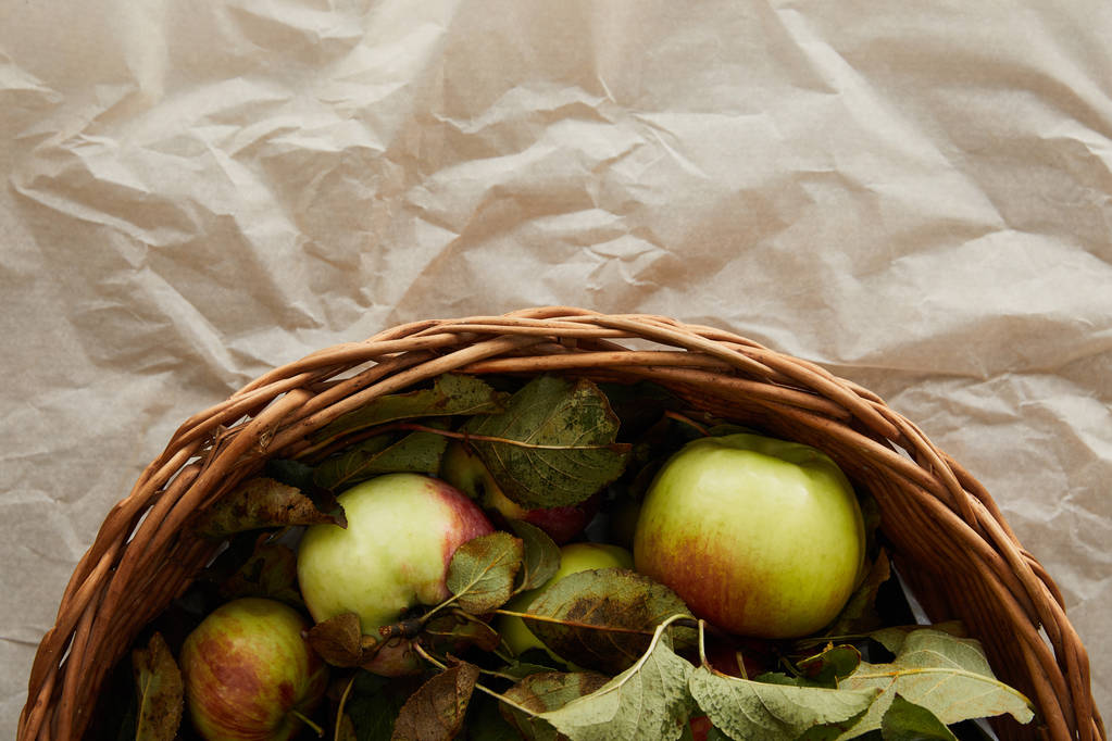 Κορυφαία θέα του καλαθιού με μήλα σε λαδόκολλα με χώρο αντιγραφής - Φωτογραφία, εικόνα