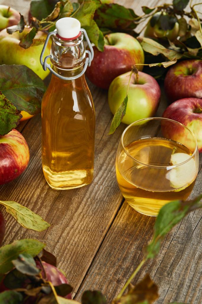 olgun elma ile ahşap yüzeyüzerinde taze elma şişe ve cam - Fotoğraf, Görsel