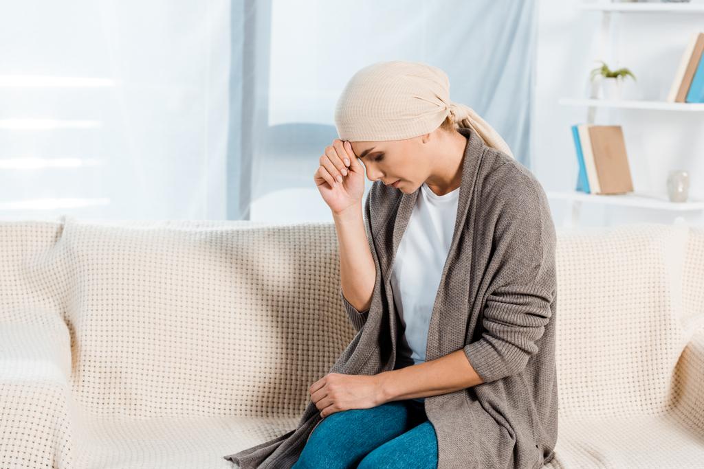 donna sconvolta e malata con foulard in salotto
  - Foto, immagini