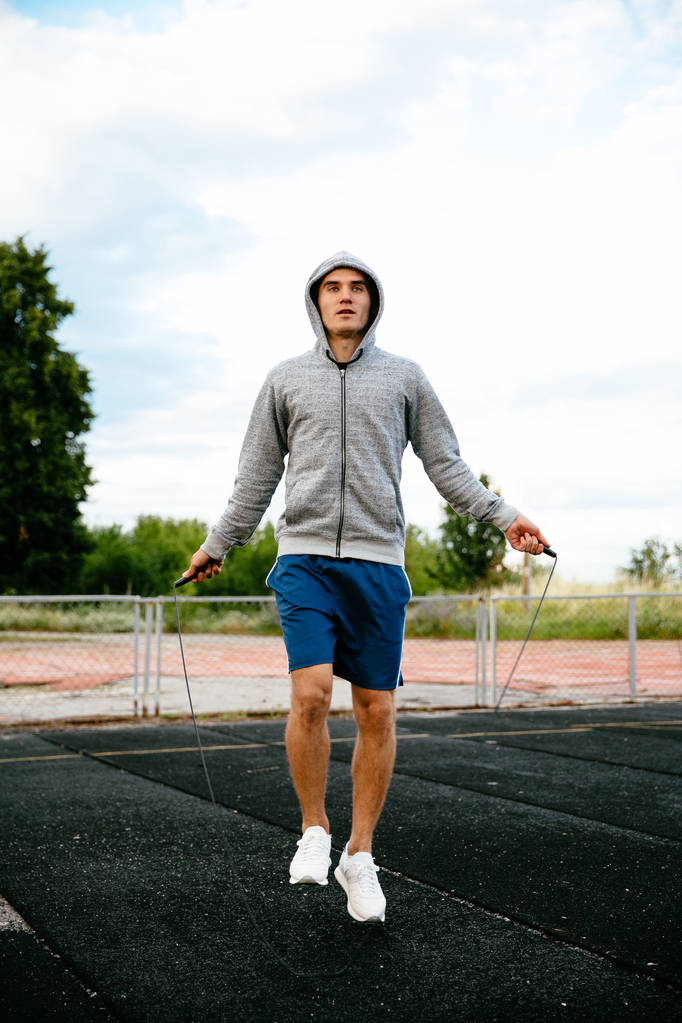 Mladý sportovec cvičíte s vynecháním lana - Fotografie, Obrázek
