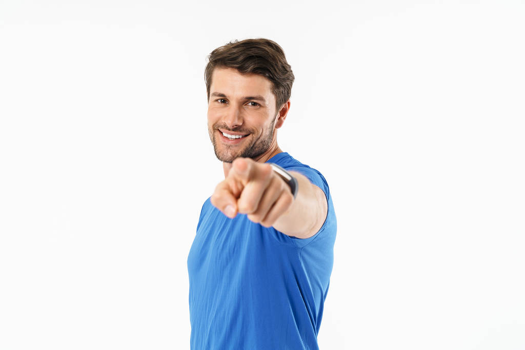 Atractivo joven deportista en forma con camiseta de pie
 - Foto, Imagen