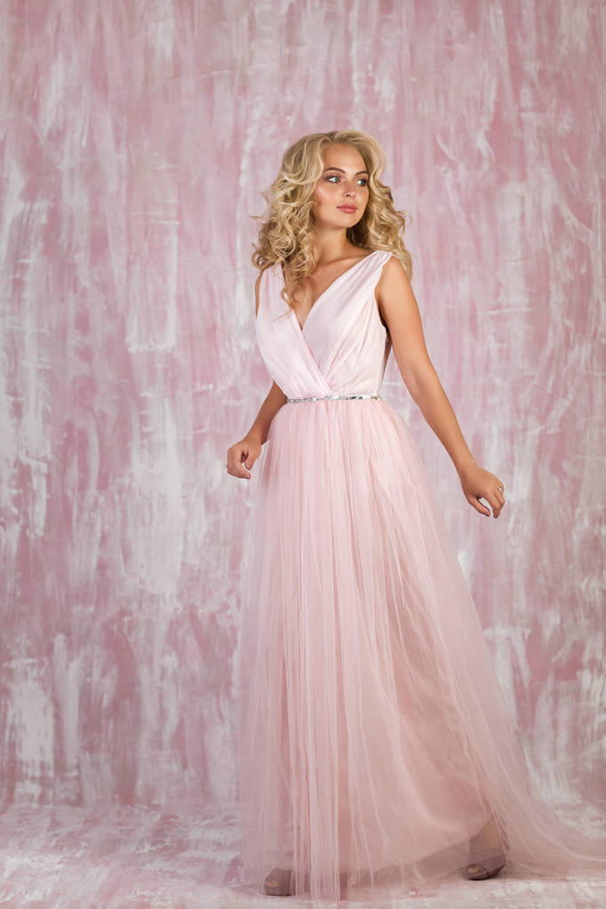 lindo encaracolado vestido rosa noiva loira
 - Foto, Imagem