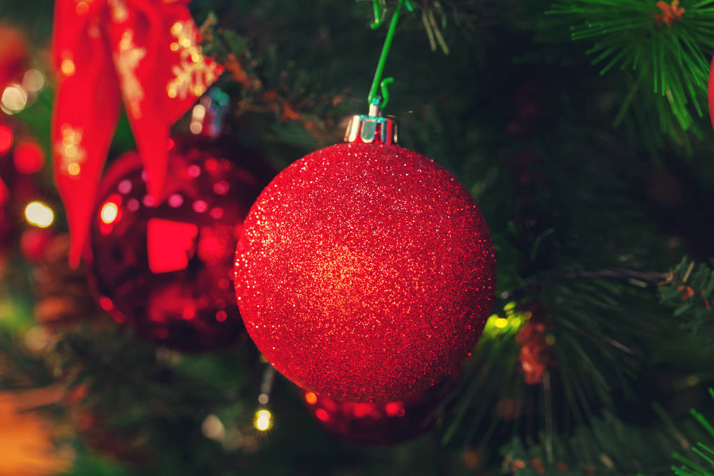 Primer plano del árbol de Navidad decorado. - Foto, imagen