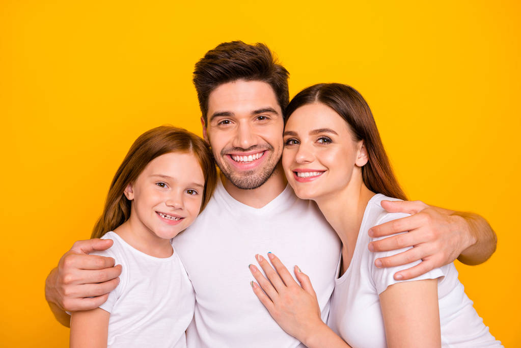 Nahaufnahme Foto von drei Familienmitgliedern umarmen glücklich zusammen tragen lässige Outfit isoliert gelben Hintergrund - Foto, Bild