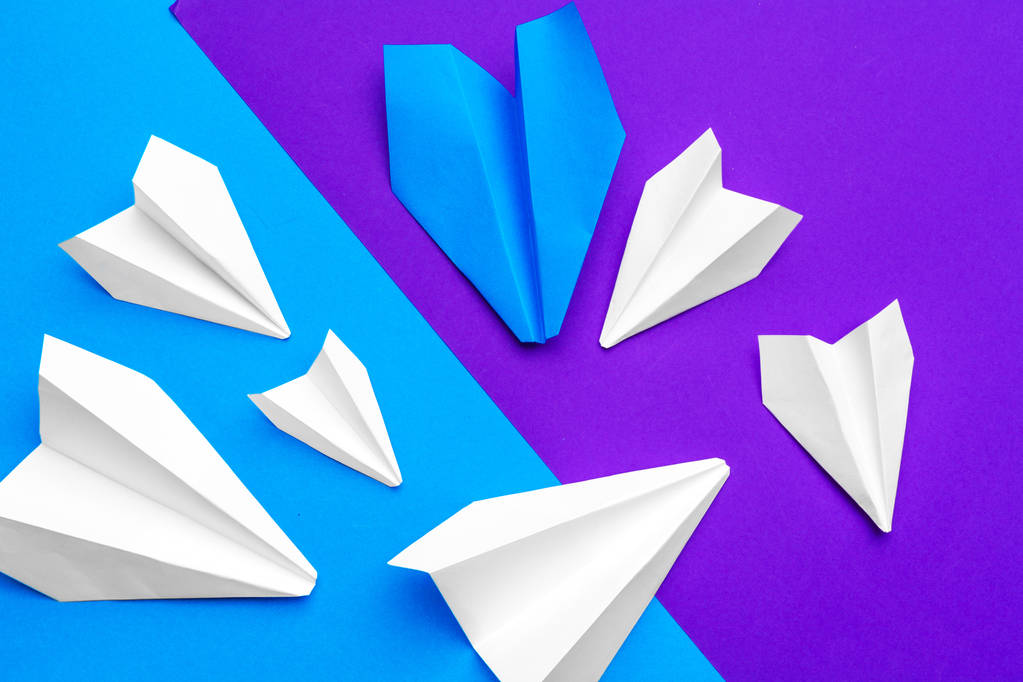 λευκό αεροπλάνο χαρτί σε μπλε και μωβ φόντο χαρτί - Φωτογραφία, εικόνα