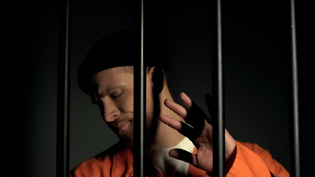 Więzień zamykający oczy z ręki, Strażnik błyskowy z pochodnią, Checkup bezpieczeństwa - Zdjęcie, obraz