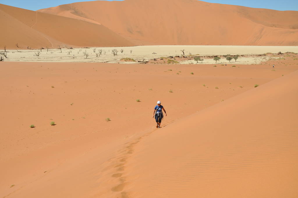 Erwachsene Frau zu Fuß in sossusvlei, Namibia - Foto, Bild