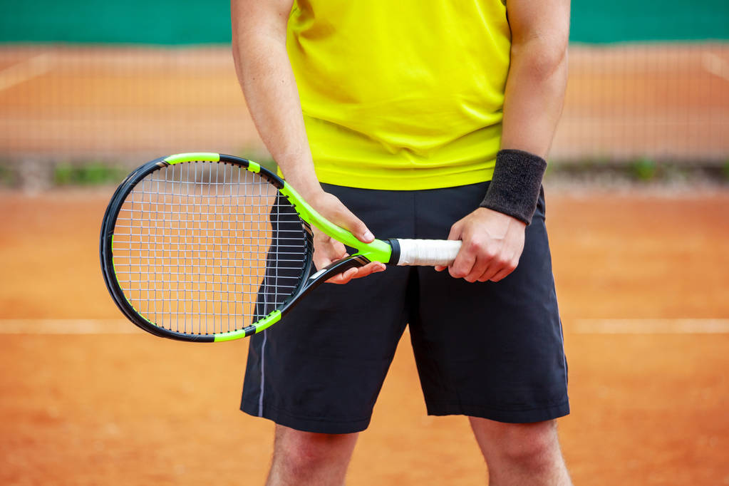 Sección media del jugador de tenis masculino que sostiene la raqueta
. - Foto, Imagen