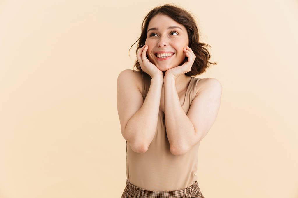Πορτραίτο της πανέμορφης χαρούμενη γυναίκα 20s ντυμένος σε casual ρούχα  - Φωτογραφία, εικόνα