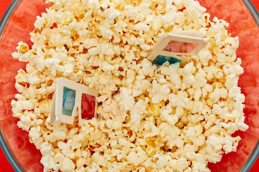 ylhäältä näkymä herkullisia popcornia lasi kulhoon 3d lasit
 - Valokuva, kuva