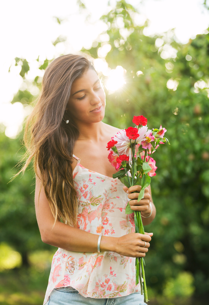 Νεαρή γυναίκα με λουλούδια - Φωτογραφία, εικόνα