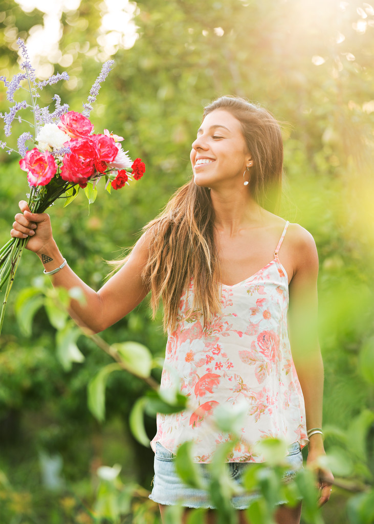 Молода жінка з квітами
 - Фото, зображення