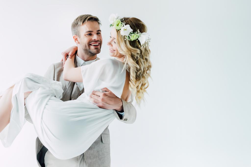 ελκυστική νύφη και όμορφος γαμπρός Αγκαλιάζοντας και κοιτάζοντας ο ένας τον άλλο  - Φωτογραφία, εικόνα