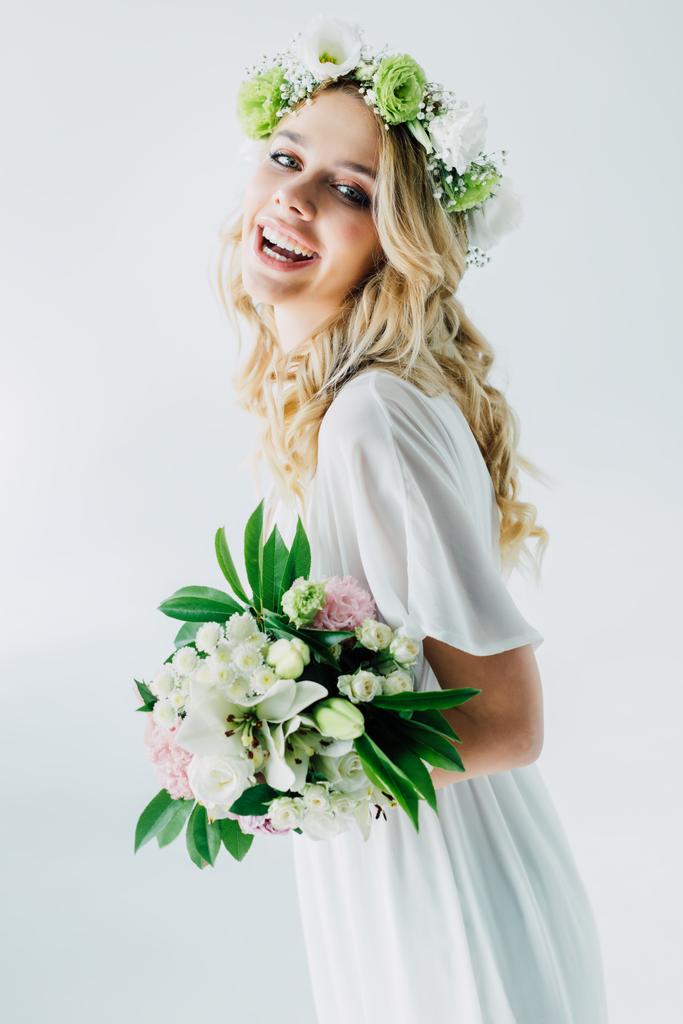 atractiva novia en vestido de novia y guirnalda celebración ramo aislado en blanco
 - Foto, Imagen