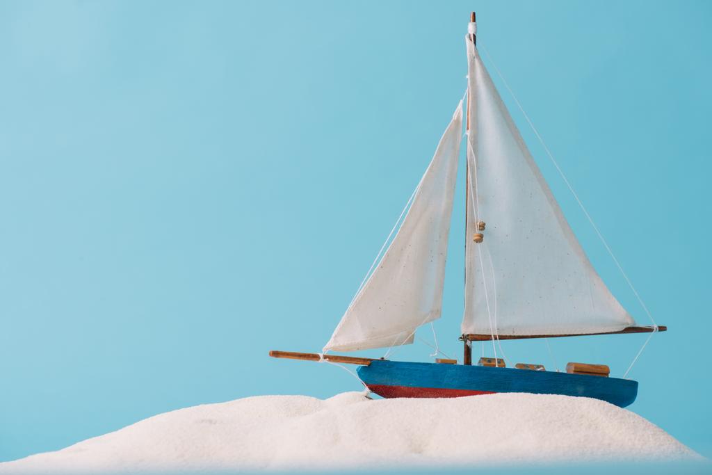 nave decorativa in sabbia bianca isolata su blu
 - Foto, immagini