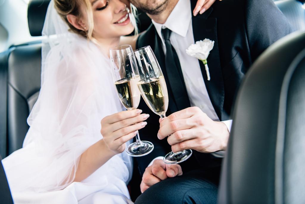 nyírt kilátás menyasszony és vőlegény klinking pezsgővel szemüveg - Fotó, kép