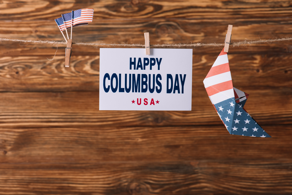 carta con iscrizione felice Columbus giorno tra bandiere nazionali americane e barca di carta su superficie di legno
 - Foto, immagini