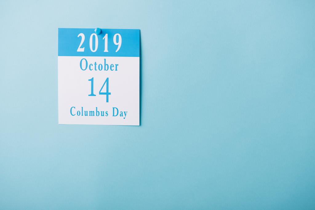 calendario de papel con inscripción Columbus Day aislada en azul
 - Foto, imagen
