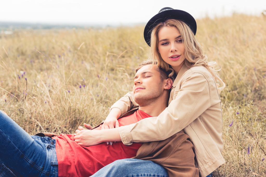 homem bonito com olhos fechados e mulher atraente abraçando fora
  - Foto, Imagem
