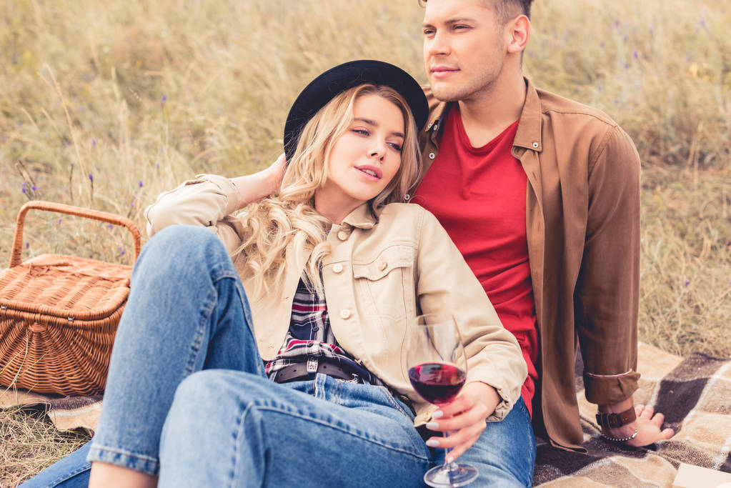 hombre guapo mirando hacia otro lado y mujer atractiva sosteniendo copa de vino
 - Foto, imagen