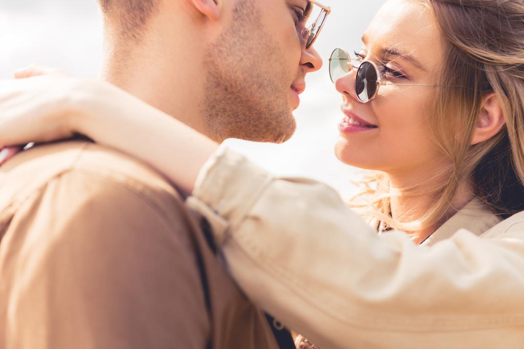 vonzó nő ölelgetés és megcsókolta a jóképű férfi napszemüveg - Fotó, kép